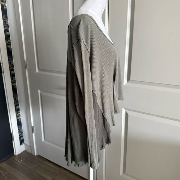 Free People We The Free Green Long Sleeve High-Low Hem Top Size XS - Picture 2 of 5